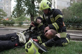 Масштабна пожежа в багатоповерхівці у Києві: врятовано 10 людей і кота (фото)