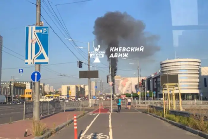 У Києві спалахнула пожежа біля торговельно-розважального центру (фото, відео)