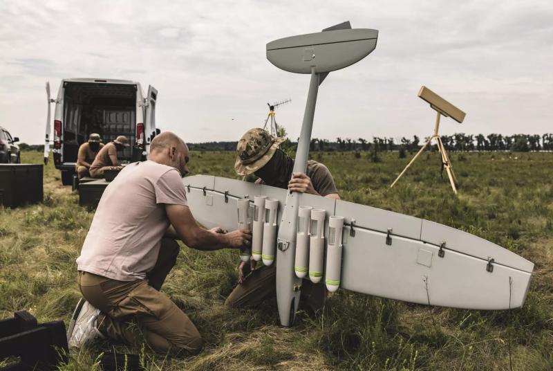 
«Будем всіх бомбить»: український дрон REX несе під крилами до 8 боєприпасів та веде розвідку 