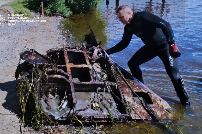 На Київщині водолази дістали з Дніпра уламки «шахеда» (фото)