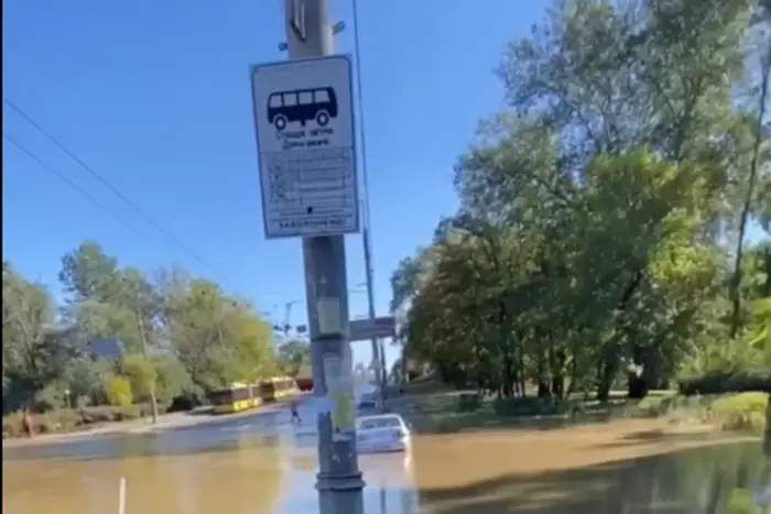 Станцію метро «Дорогожичі» закрито через прорив водогону (оновлено)