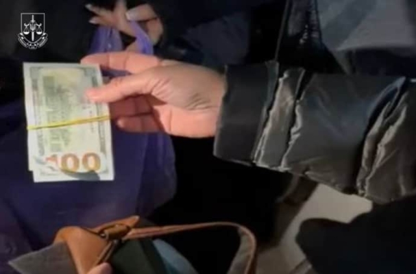 У Києві на хабарі у $2 тис. затримали посадовицю Центральної МСЕК 