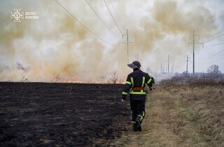 Рятувальники показали, як гасили пожежу через падіння БпЛА у Деснянському районі Києва (фото)