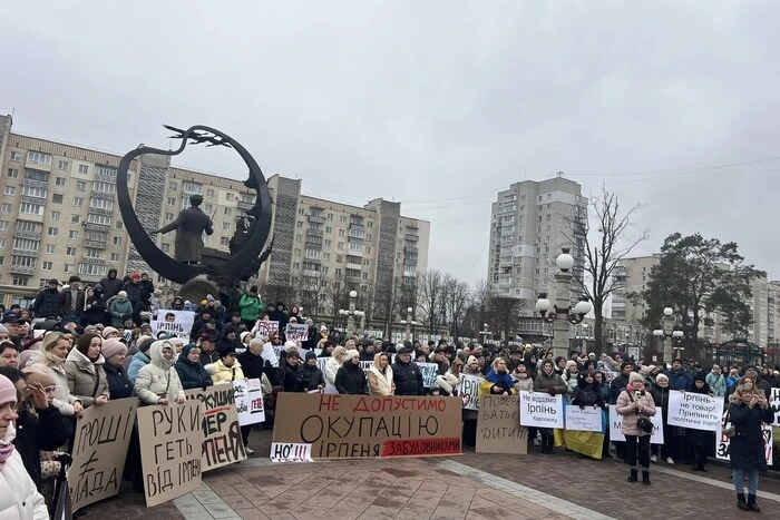 В Ірпені люди влаштували акцію на підтримку мера, якого взяли під варту