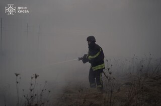 Рятувальники показали, як гасили пожежу через падіння БпЛА у Деснянському районі Києва (фото)