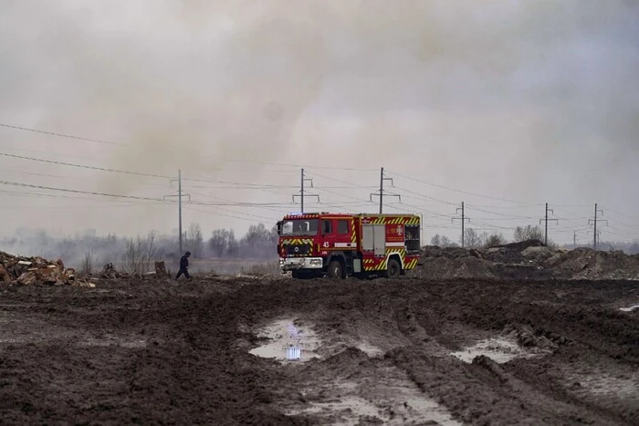 Рятувальники показали, як гасили пожежу через падіння БпЛА у Деснянському районі Києва (фото)