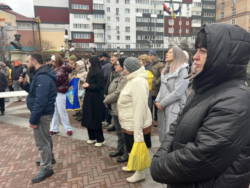 В Ірпені люди влаштували акцію на підтримку мера, якого взяли під варту