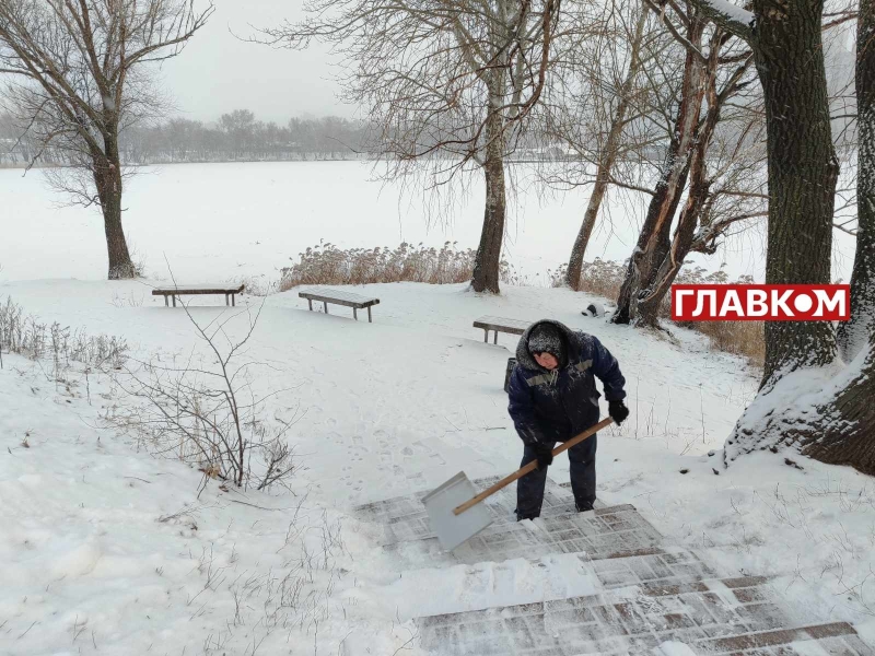 Київ засипало снігом, на дороги вийшла снігоприбиральна техніка