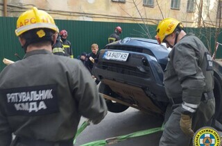 Рятувальники понад п’ять годин діставали автівки з провалля у центрі Києва 