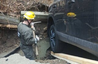 Рятувальники понад п’ять годин діставали автівки з провалля у центрі Києва 