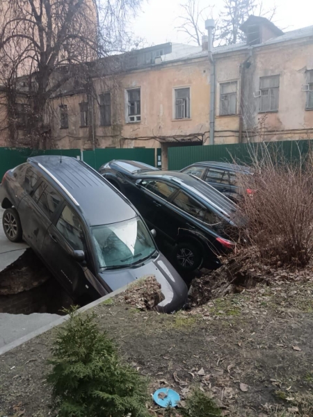 У центрі Києва під асфальт провалились машини (фото)