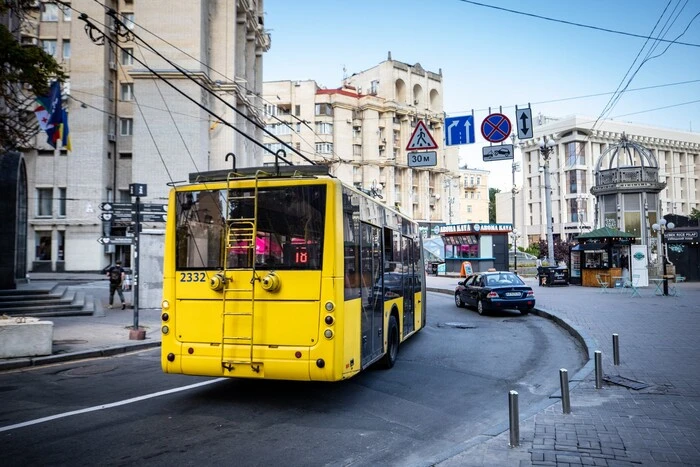 Робота транспорту під час тривог. Влада Києва пояснила, чому рішення знов немає