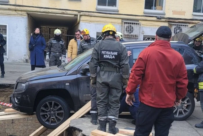 Рятувальники понад п’ять годин діставали автівки з провалля у центрі Києва 