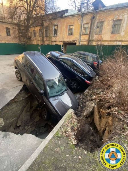 Рятувальники понад п’ять годин діставали автівки з провалля у центрі Києва 