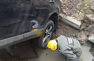 Рятувальники понад п’ять годин діставали автівки з провалля у центрі Києва 